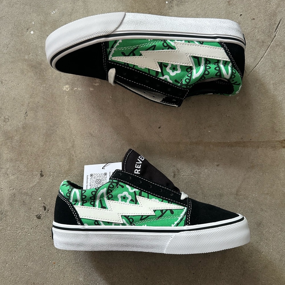 Size 5
NEW
Box Included